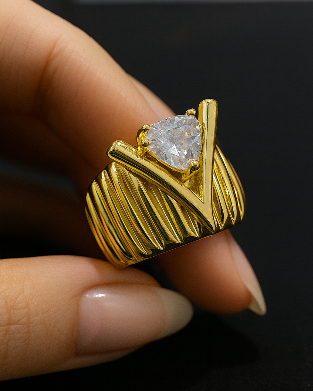 ORANA Regal V-Crest Gold Band
